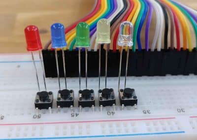 Jumper wires verbonden op breadboard met LED's en pushbuttons