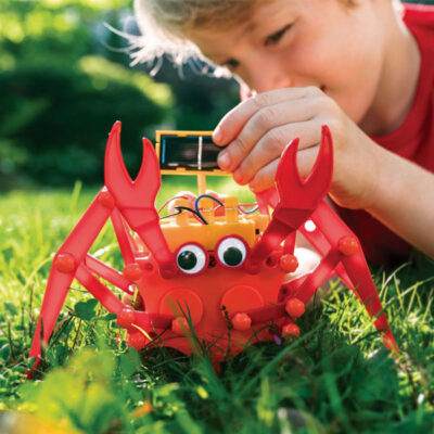 Kind met krab robot