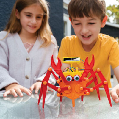 jongen en meisje met krab robot