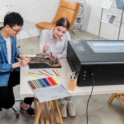 Mensen die werken met HEXA laser snijder