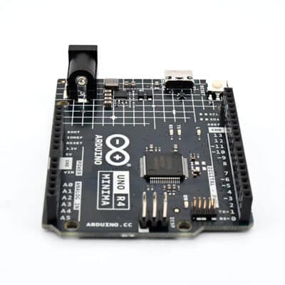 Afbeelding van de bovenkant van een Arduino Uno Rev 4