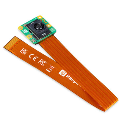 De Raspberry Pi AI-camera module met een aangesloten oranje lintkabel die plat ligt.